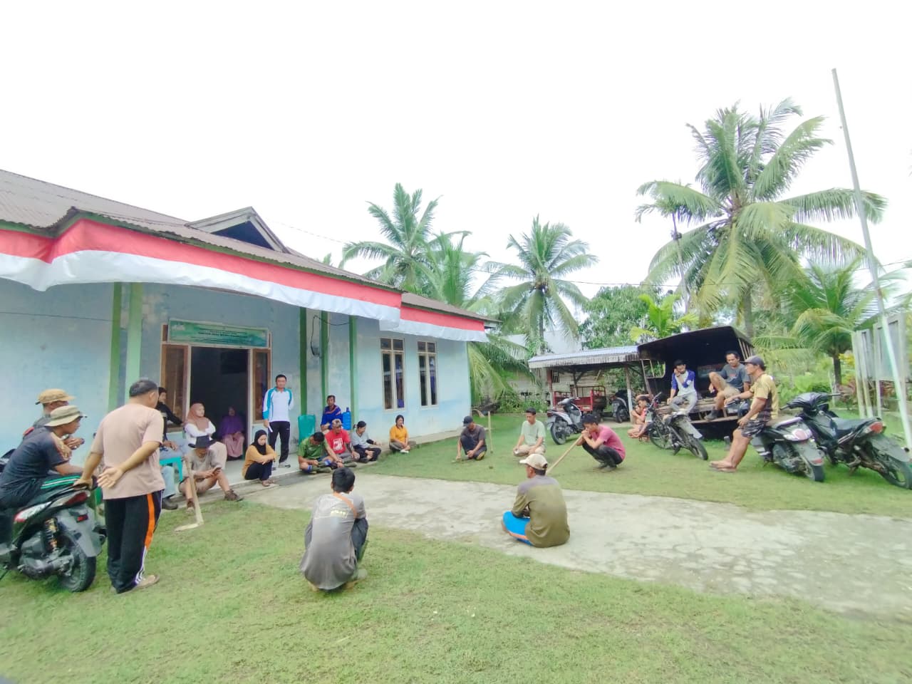 Gotongroyong Pembangunan Penambalan Depan Kantor Desa, foto 1